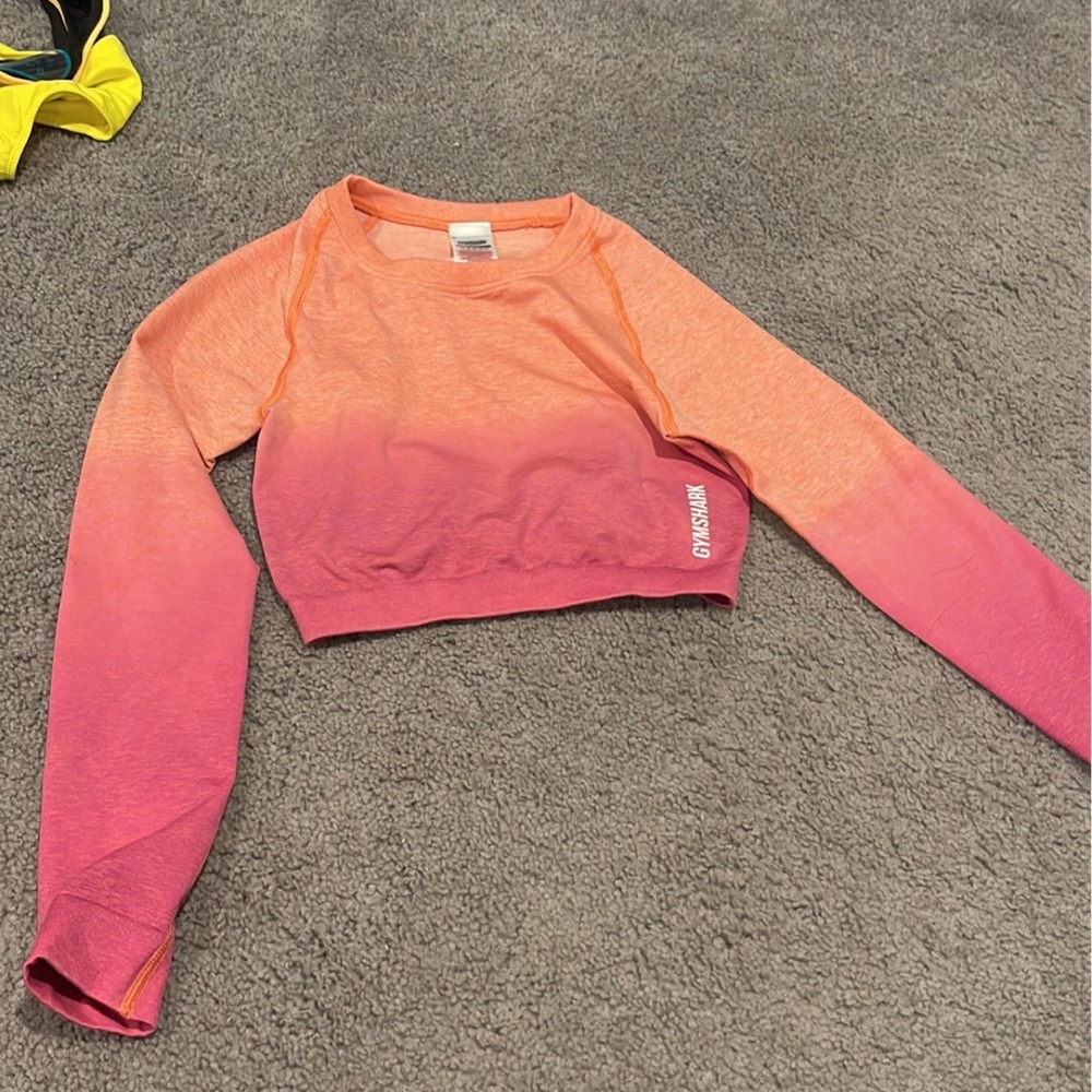 Gym shark cropped shirt